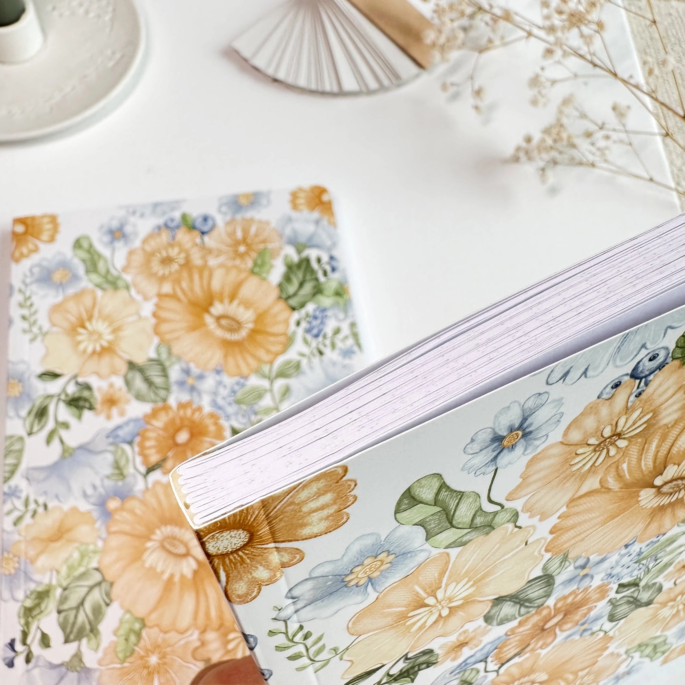 Light botanical prikket notesbog 3.jpeg